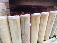 Bordure de bois pour recouvrir le bassin protégé du froid